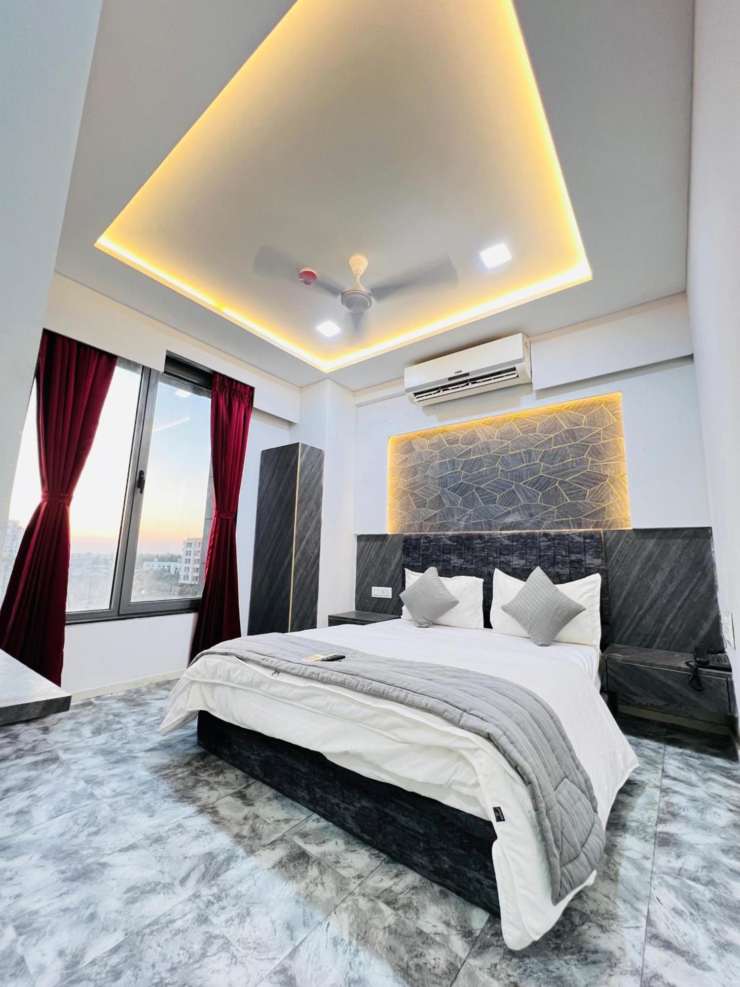 Hotel Star Galaxy Surate Extérieur photo